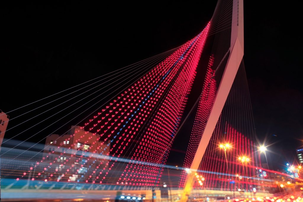 1גשר המיתרים בירושלים מואר באדום לציון יום המאבק הבינלאומי למניעת אלימות נגד נשים. צילום תמיר חיון